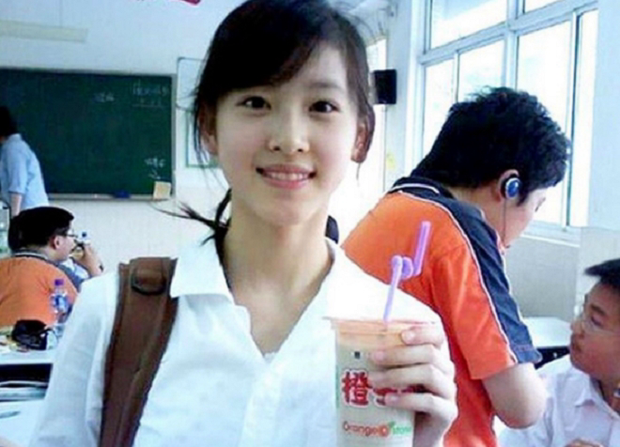 Nữ sinh nổi tiếng với bức hình chính diện không khác gì minh tinh, nhưng dân tình bỗng nhiên ném đá vì thứ cô cầm trên tay - Ảnh 2. Nữ sinh nổi tiếng với bức hình chính diện không khác gì minh tinh, nhưng dân tình bỗng nhiên ném đá vì thứ cô cầm trên tay - Ảnh 2.