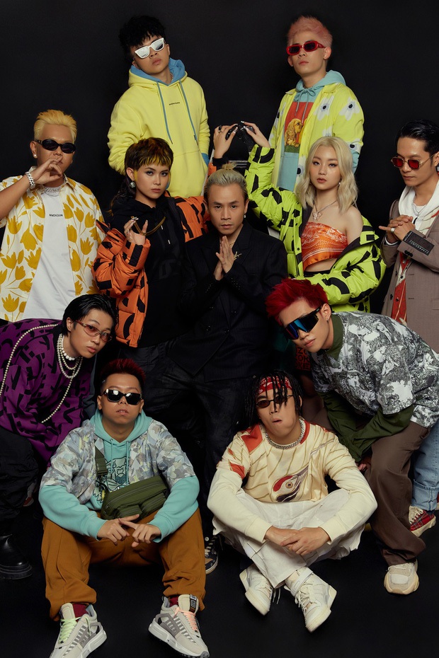 So sánh ảnh các team Rap Việt 2 mùa: Binz khác hẳn mùa 1, có tấm chiếu mới thì hăng chụp căng đét còn 1 HLV không chụp nữa luôn - Ảnh 3. So sánh ảnh các team Rap Việt 2 mùa: Binz khác hẳn mùa 1, có tấm chiếu mới thì hăng chụp căng đét còn 1 HLV không chụp nữa luôn - Ảnh 3.