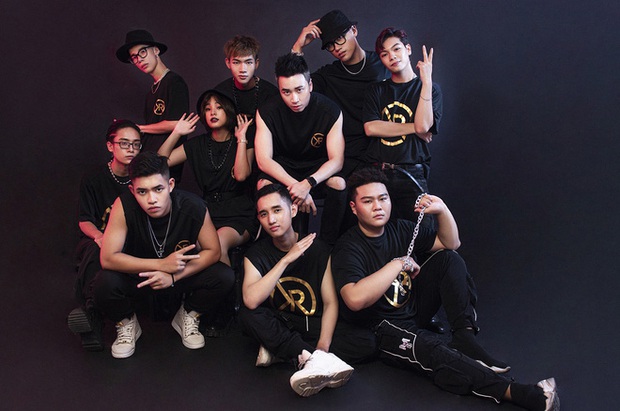 So sánh ảnh các team Rap Việt 2 mùa: Binz khác hẳn mùa 1, có tấm chiếu mới thì hăng chụp căng đét còn 1 HLV không chụp nữa luôn - Ảnh 8. So sánh ảnh các team Rap Việt 2 mùa: Binz khác hẳn mùa 1, có tấm chiếu mới thì hăng chụp căng đét còn 1 HLV không chụp nữa luôn - Ảnh 8.