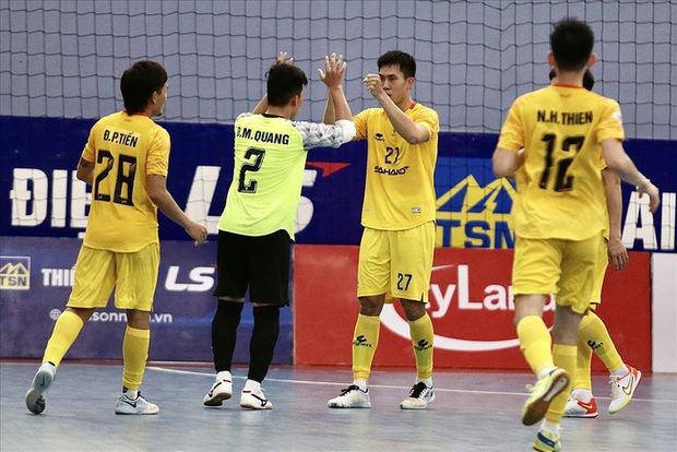 Chuyện kỳ lạ: Cầu thủ futsal đeo khẩu trang thi đấu tại giải VĐQG - Ảnh 3. Chuyện kỳ lạ: Cầu thủ futsal đeo khẩu trang thi đấu tại giải VĐQG - Ảnh 3.