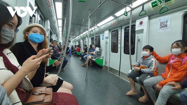 Hơn 25.000 lượt khách mua vé đi tàu điện Cát Linh - Hà Đông trong ngày đầu mở bán - Ảnh 3. Hơn 25.000 lượt khách mua vé đi tàu điện Cát Linh - Hà Đông trong ngày đầu mở bán - Ảnh 3.