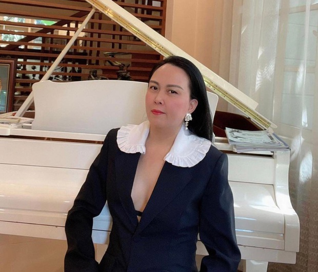 Ngoài 40, Phượng Chanel vẫn thích khoe tâm hồn rộng thênh thang bạt ngàn - Ảnh 2. Ngoài 40, Phượng Chanel vẫn thích khoe tâm hồn rộng thênh thang bạt ngàn - Ảnh 2.