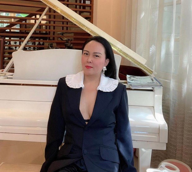 Ngoài 40, Phượng Chanel vẫn thích khoe tâm hồn rộng thênh thang bạt ngàn - Ảnh 1. Ngoài 40, Phượng Chanel vẫn thích khoe tâm hồn rộng thênh thang bạt ngàn - Ảnh 1.