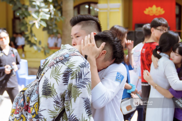 Đề Văn lớp 9 giỏi gây choáng vì độ khó: Đọc xong ai cũng hiểu nhưng để phân tích ra hết cái thâm thuý thì thôi rồi - Ảnh 2. Đề Văn lớp 9 giỏi gây choáng vì độ khó: Đọc xong ai cũng hiểu nhưng để phân tích ra hết cái thâm thuý thì thôi rồi - Ảnh 2.
