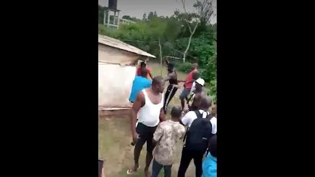 Cô gái bị nhóm cả chục gã đàn ông lột đồ, làm nhục và hành hung dã man suốt 2 tiếng đồng hồ, clip vụ việc khiến dư luận bàng hoàng tột độ - Ảnh 3. Cô gái bị nhóm cả chục gã đàn ông lột đồ, làm nhục và hành hung dã man suốt 2 tiếng đồng hồ, clip vụ việc khiến dư luận bàng hoàng tột độ - Ảnh 3.