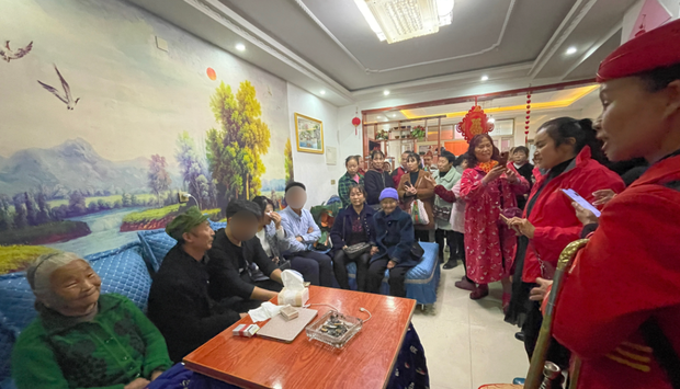 3 đứa con bị bắt cóc cùng lúc, cặp vợ chồng kiên trì đứng 1 chỗ bán thịt bò suốt 26 năm và cuộc đoàn tụ đẫm nước mắt từ manh mối bất ngờ - Ảnh 3.