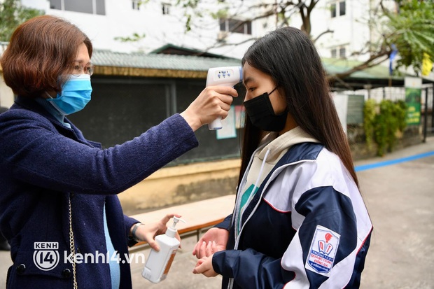 Chùm ảnh Hà Nội bắt đầu tiêm vắc-xin Covid-19 cho học sinh: Lúc đầu sợ đau nhưng sau không bằng muỗi đốt - Ảnh 19. Chùm ảnh Hà Nội bắt đầu tiêm vắc-xin Covid-19 cho học sinh: Lúc đầu sợ đau nhưng sau không bằng muỗi đốt - Ảnh 19.