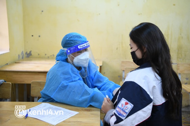 Hà Nội: Cận cảnh tiêm vắc-xin Covid-19 cho học sinh THPT: Lúc đầu sợ đau nhưng không bằng muỗi đốt - Ảnh 26. Hà Nội: Cận cảnh tiêm vắc-xin Covid-19 cho học sinh THPT: Lúc đầu sợ đau nhưng không bằng muỗi đốt - Ảnh 26.