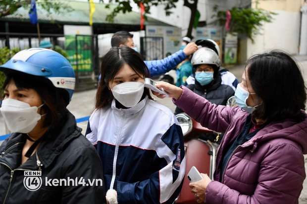 Chùm ảnh Hà Nội bắt đầu tiêm vắc-xin Covid-19 cho học sinh: Lúc đầu sợ đau nhưng sau không bằng muỗi đốt - Ảnh 21. Chùm ảnh Hà Nội bắt đầu tiêm vắc-xin Covid-19 cho học sinh: Lúc đầu sợ đau nhưng sau không bằng muỗi đốt - Ảnh 21.