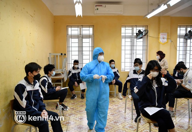Chùm ảnh Hà Nội bắt đầu tiêm vắc-xin Covid-19 cho học sinh: Lúc đầu sợ đau nhưng sau không bằng muỗi đốt - Ảnh 31. Chùm ảnh Hà Nội bắt đầu tiêm vắc-xin Covid-19 cho học sinh: Lúc đầu sợ đau nhưng sau không bằng muỗi đốt - Ảnh 31.