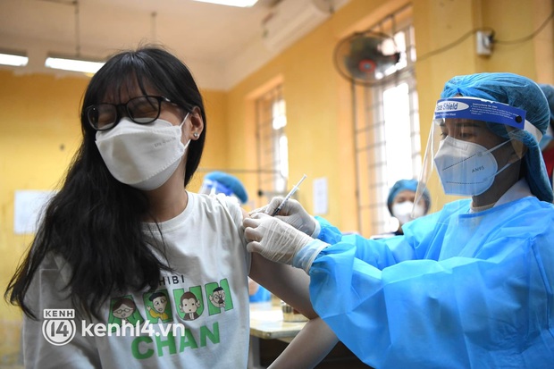 Hà Nội: Cận cảnh tiêm vắc-xin Covid-19 cho học sinh THPT: Lúc đầu sợ đau nhưng không bằng muỗi đốt - Ảnh 30. Hà Nội: Cận cảnh tiêm vắc-xin Covid-19 cho học sinh THPT: Lúc đầu sợ đau nhưng không bằng muỗi đốt - Ảnh 30.