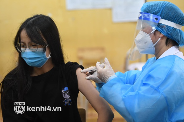 Chùm ảnh Hà Nội bắt đầu tiêm vắc-xin Covid-19 cho học sinh: Lúc đầu sợ đau nhưng sau không bằng muỗi đốt - Ảnh 28. Chùm ảnh Hà Nội bắt đầu tiêm vắc-xin Covid-19 cho học sinh: Lúc đầu sợ đau nhưng sau không bằng muỗi đốt - Ảnh 28.