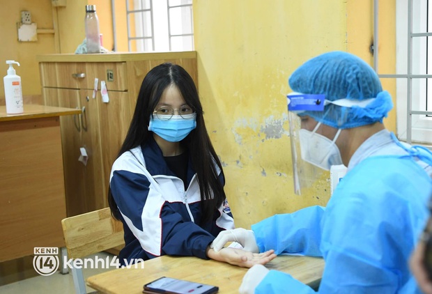 Hà Nội: Cận cảnh tiêm vắc-xin Covid-19 cho học sinh THPT: Lúc đầu sợ đau nhưng không bằng muỗi đốt - Ảnh 27. Hà Nội: Cận cảnh tiêm vắc-xin Covid-19 cho học sinh THPT: Lúc đầu sợ đau nhưng không bằng muỗi đốt - Ảnh 27.