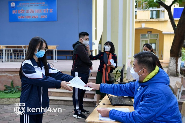 Chùm ảnh Hà Nội bắt đầu tiêm vắc-xin Covid-19 cho học sinh: Lúc đầu sợ đau nhưng sau không bằng muỗi đốt - Ảnh 25. Chùm ảnh Hà Nội bắt đầu tiêm vắc-xin Covid-19 cho học sinh: Lúc đầu sợ đau nhưng sau không bằng muỗi đốt - Ảnh 25.