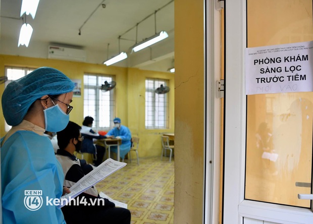 Chùm ảnh Hà Nội bắt đầu tiêm vắc-xin Covid-19 cho học sinh: Lúc đầu sợ đau nhưng sau không bằng muỗi đốt - Ảnh 26. Chùm ảnh Hà Nội bắt đầu tiêm vắc-xin Covid-19 cho học sinh: Lúc đầu sợ đau nhưng sau không bằng muỗi đốt - Ảnh 26.