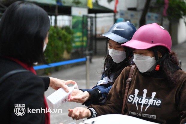 Chùm ảnh Hà Nội bắt đầu tiêm vắc-xin Covid-19 cho học sinh: Lúc đầu sợ đau nhưng sau không bằng muỗi đốt - Ảnh 20. Chùm ảnh Hà Nội bắt đầu tiêm vắc-xin Covid-19 cho học sinh: Lúc đầu sợ đau nhưng sau không bằng muỗi đốt - Ảnh 20.