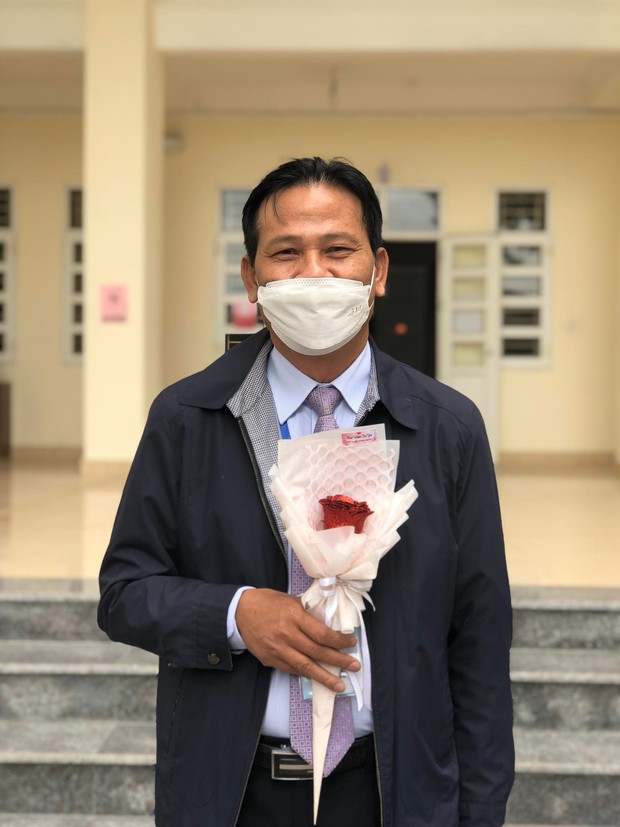 Giáo viên cầm khư khư bó hoa tặng muộn ngày 20/11, câu đầu tiên thầy nói làm tụi học trò khóc hết nước mắt - Ảnh 4. Giáo viên cầm khư khư bó hoa tặng muộn ngày 20/11, câu đầu tiên thầy nói làm tụi học trò khóc hết nước mắt - Ảnh 4.