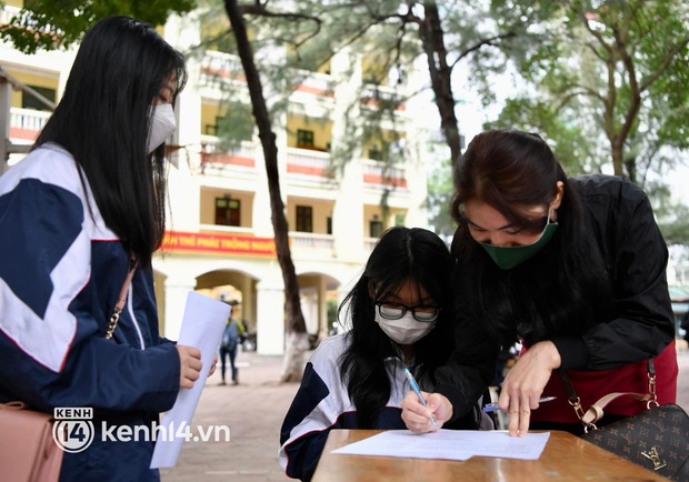 Chùm ảnh Hà Nội bắt đầu tiêm vắc-xin Covid-19 cho học sinh: Lúc đầu sợ đau nhưng sau không bằng muỗi đốt - Ảnh 23. Chùm ảnh Hà Nội bắt đầu tiêm vắc-xin Covid-19 cho học sinh: Lúc đầu sợ đau nhưng sau không bằng muỗi đốt - Ảnh 23.