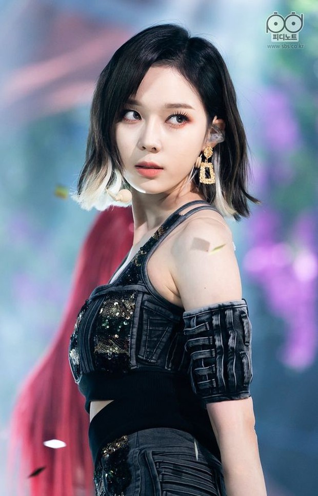 Top fancam nữ bén nhất: Rosé - Lisa (BLACKPINK) dần mất nhiệt, Nayeon (TWICE) má cà chua vẫn lạc quan giữa đám đông - Ảnh 3. Top fancam nữ bén nhất: Rosé - Lisa (BLACKPINK) dần mất nhiệt, Nayeon (TWICE) má cà chua vẫn lạc quan giữa đám đông - Ảnh 3.