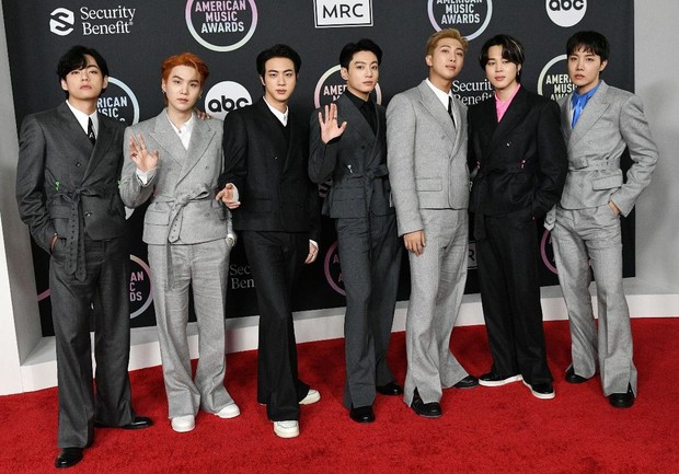 BTS nhận Daesang tại Mỹ nhưng lại mặc outfit nhăn nhúm kém sang, fan bênh stylist chằm chặp dù Knet đòi đuổi cổ? - Ảnh 3. BTS nhận Daesang tại Mỹ nhưng lại mặc outfit nhăn nhúm kém sang, fan bênh stylist chằm chặp dù Knet đòi đuổi cổ? - Ảnh 3.