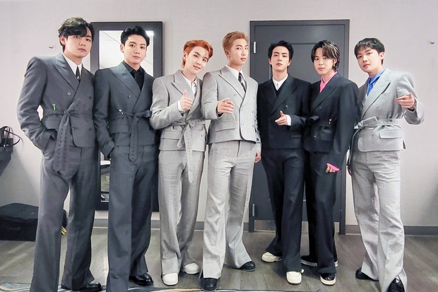 BTS nhận Daesang tại Mỹ nhưng lại mặc outfit nhăn nhúm kém sang, fan bênh stylist chằm chặp dù Knet đòi đuổi cổ? - Ảnh 5. BTS nhận Daesang tại Mỹ nhưng lại mặc outfit nhăn nhúm kém sang, fan bênh stylist chằm chặp dù Knet đòi đuổi cổ? - Ảnh 5.
