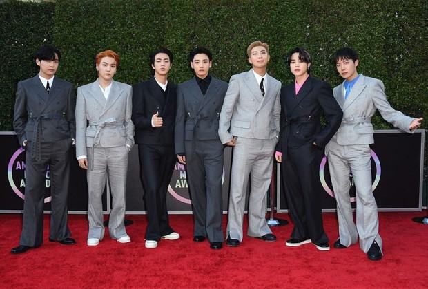 BTS nhận Daesang tại Mỹ nhưng lại mặc outfit nhăn nhúm kém sang, fan bênh stylist chằm chặp dù Knet đòi đuổi cổ? - Ảnh 2. BTS nhận Daesang tại Mỹ nhưng lại mặc outfit nhăn nhúm kém sang, fan bênh stylist chằm chặp dù Knet đòi đuổi cổ? - Ảnh 2.