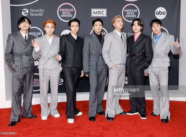 BTS nhận Daesang tại Mỹ nhưng lại mặc outfit nhăn nhúm kém sang, fan bênh stylist chằm chặp dù Knet đòi đuổi cổ? - Ảnh 1. BTS nhận Daesang tại Mỹ nhưng lại mặc outfit nhăn nhúm kém sang, fan bênh stylist chằm chặp dù Knet đòi đuổi cổ? - Ảnh 1.