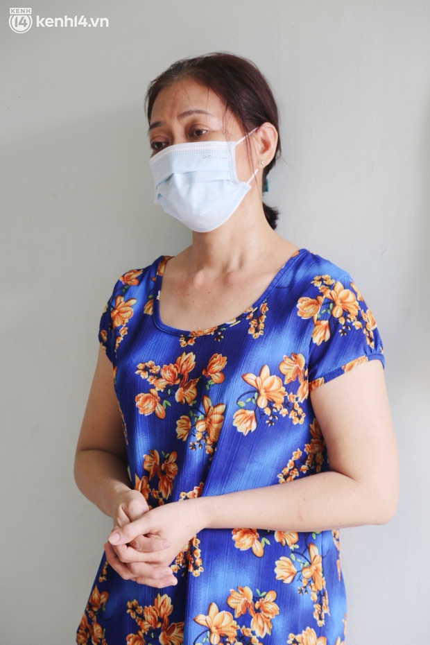 Đằng sau bức ảnh hàng ghế với hoa và đèn tưởng niệm xếp dọc con hẻm nhỏ Sài Gòn: Nơi tôi ở, có ba mẹ tôi đã nằm xuống vì Covid-19… - Ảnh 4. Đằng sau bức ảnh hàng ghế với hoa và đèn tưởng niệm xếp dọc con hẻm nhỏ Sài Gòn: Nơi tôi ở, có ba mẹ tôi đã nằm xuống vì Covid-19… - Ảnh 4.