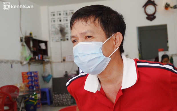Đằng sau bức ảnh hàng ghế với hoa và đèn tưởng niệm xếp dọc con hẻm nhỏ Sài Gòn: Nơi tôi ở, có ba mẹ tôi đã nằm xuống vì Covid-19… - Ảnh 2. Đằng sau bức ảnh hàng ghế với hoa và đèn tưởng niệm xếp dọc con hẻm nhỏ Sài Gòn: Nơi tôi ở, có ba mẹ tôi đã nằm xuống vì Covid-19… - Ảnh 2.