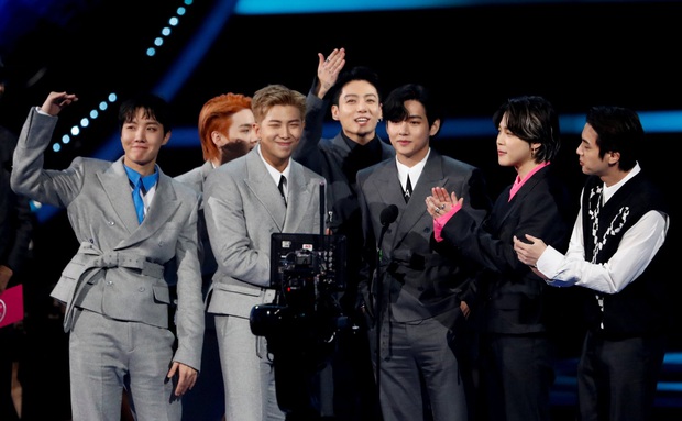 BTS nhận Daesang tại Mỹ nhưng lại mặc outfit nhăn nhúm kém sang, fan bênh stylist chằm chặp dù Knet đòi đuổi cổ? - Ảnh 4. BTS nhận Daesang tại Mỹ nhưng lại mặc outfit nhăn nhúm kém sang, fan bênh stylist chằm chặp dù Knet đòi đuổi cổ? - Ảnh 4.