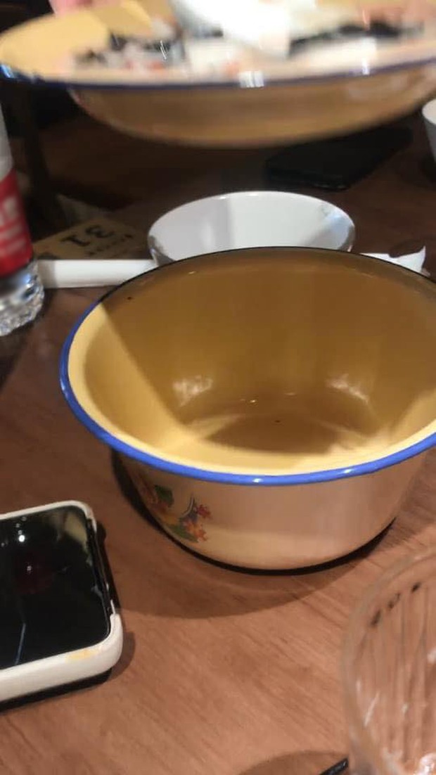 Nhờ một động tác dứt khoát, cô nàng phát hiện ra cách các nhà hàng lừa dối khách bấy lâu nay khi phục vụ món tráng miệng - Ảnh 3.