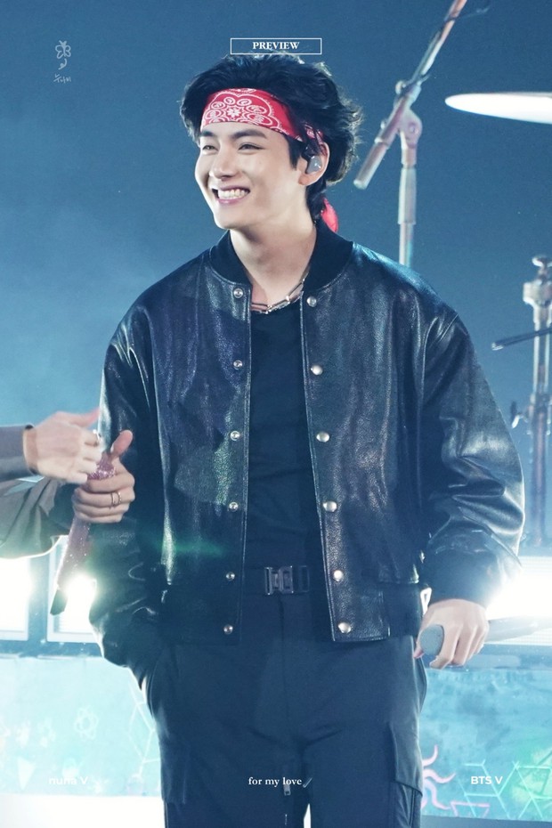 Một chi tiết về visual của V (BTS) tại AMAs khiến fan gào thét: Nếu không thuộc về em thì xin đừng đẹp trai thế! - Ảnh 1. Một chi tiết về visual của V (BTS) tại AMAs khiến fan gào thét: Nếu không thuộc về em thì xin đừng đẹp trai thế! - Ảnh 1.