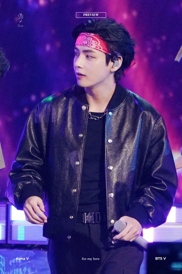 Một chi tiết về visual của V (BTS) tại AMAs khiến fan gào thét: Nếu không thuộc về em thì xin đừng đẹp trai thế! - Ảnh 2. Một chi tiết về visual của V (BTS) tại AMAs khiến fan gào thét: Nếu không thuộc về em thì xin đừng đẹp trai thế! - Ảnh 2.