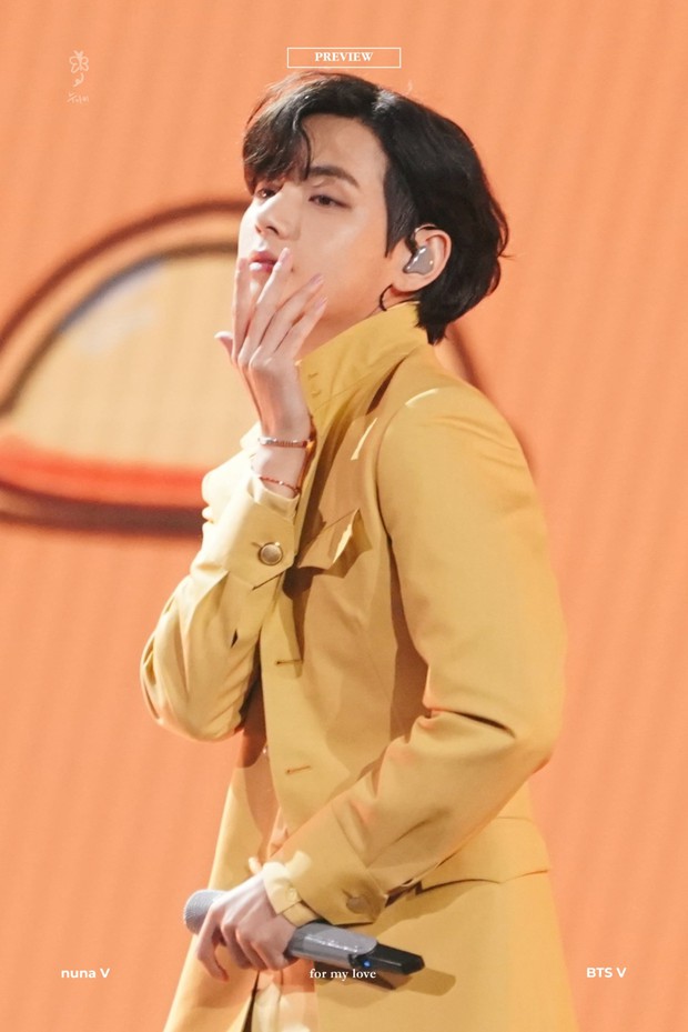 Một chi tiết về visual của V (BTS) tại AMAs khiến fan gào thét: Nếu không thuộc về em thì xin đừng đẹp trai thế! - Ảnh 9. Một chi tiết về visual của V (BTS) tại AMAs khiến fan gào thét: Nếu không thuộc về em thì xin đừng đẹp trai thế! - Ảnh 9.