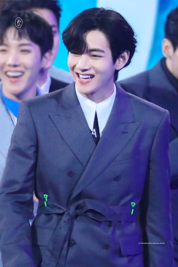 Một chi tiết về visual của V (BTS) tại AMAs khiến fan gào thét: Nếu không thuộc về em thì xin đừng đẹp trai thế! - Ảnh 12. Một chi tiết về visual của V (BTS) tại AMAs khiến fan gào thét: Nếu không thuộc về em thì xin đừng đẹp trai thế! - Ảnh 12.