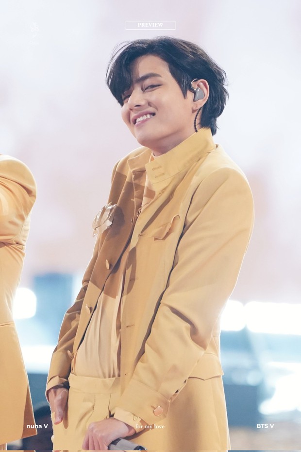 Một chi tiết về visual của V (BTS) tại AMAs khiến fan gào thét: Nếu không thuộc về em thì xin đừng đẹp trai thế! - Ảnh 10. Một chi tiết về visual của V (BTS) tại AMAs khiến fan gào thét: Nếu không thuộc về em thì xin đừng đẹp trai thế! - Ảnh 10.