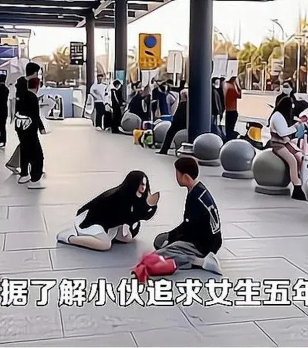 Gái xinh quỳ gối giữa nơi đông người, cầu xin chàng trai ngừng tán tỉnh cô sau 5 năm trời đeo bám - Ảnh 1. Gái xinh quỳ gối giữa nơi đông người, cầu xin chàng trai ngừng tán tỉnh cô sau 5 năm trời đeo bám - Ảnh 1.
