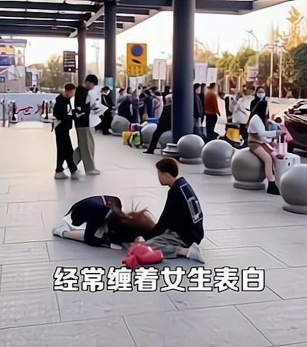 Gái xinh quỳ gối giữa nơi đông người, cầu xin chàng trai ngừng tán tỉnh cô sau 5 năm trời đeo bám - Ảnh 2. Gái xinh quỳ gối giữa nơi đông người, cầu xin chàng trai ngừng tán tỉnh cô sau 5 năm trời đeo bám - Ảnh 2.