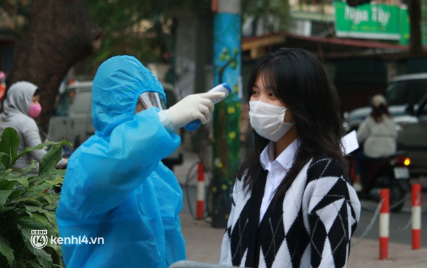 Chùm ảnh Hà Nội bắt đầu tiêm vắc-xin Covid-19 cho học sinh: Lúc đầu sợ đau nhưng sau không bằng muỗi đốt - Ảnh 2. Chùm ảnh Hà Nội bắt đầu tiêm vắc-xin Covid-19 cho học sinh: Lúc đầu sợ đau nhưng sau không bằng muỗi đốt - Ảnh 2.
