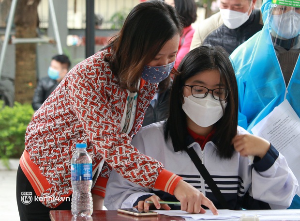 Chùm ảnh Hà Nội bắt đầu tiêm vắc-xin Covid-19 cho học sinh: Lúc đầu sợ đau nhưng sau không bằng muỗi đốt - Ảnh 7. Chùm ảnh Hà Nội bắt đầu tiêm vắc-xin Covid-19 cho học sinh: Lúc đầu sợ đau nhưng sau không bằng muỗi đốt - Ảnh 7.