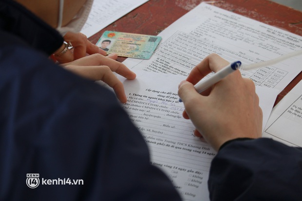 Chùm ảnh Hà Nội bắt đầu tiêm vắc-xin Covid-19 cho học sinh: Lúc đầu sợ đau nhưng sau không bằng muỗi đốt - Ảnh 8. Chùm ảnh Hà Nội bắt đầu tiêm vắc-xin Covid-19 cho học sinh: Lúc đầu sợ đau nhưng sau không bằng muỗi đốt - Ảnh 8.