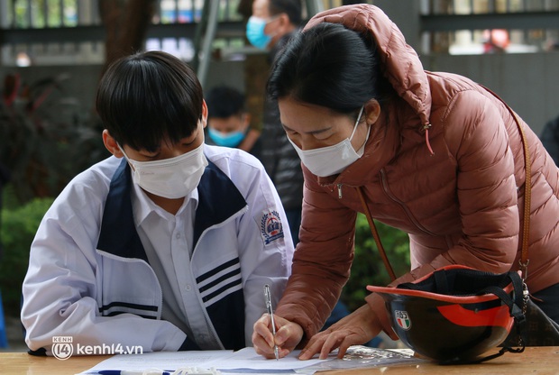Chùm ảnh Hà Nội bắt đầu tiêm vắc-xin Covid-19 cho học sinh: Lúc đầu sợ đau nhưng sau không bằng muỗi đốt - Ảnh 5. Chùm ảnh Hà Nội bắt đầu tiêm vắc-xin Covid-19 cho học sinh: Lúc đầu sợ đau nhưng sau không bằng muỗi đốt - Ảnh 5.