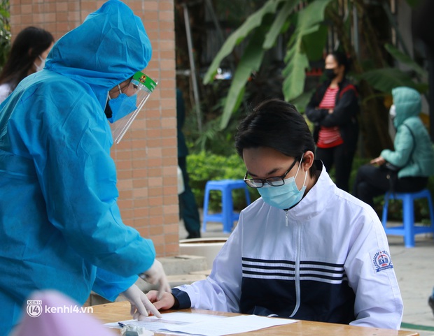 Chùm ảnh Hà Nội bắt đầu tiêm vắc-xin Covid-19 cho học sinh: Lúc đầu sợ đau nhưng sau không bằng muỗi đốt - Ảnh 6. Chùm ảnh Hà Nội bắt đầu tiêm vắc-xin Covid-19 cho học sinh: Lúc đầu sợ đau nhưng sau không bằng muỗi đốt - Ảnh 6.