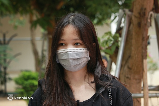 Chùm ảnh Hà Nội bắt đầu tiêm vắc-xin Covid-19 cho học sinh: Lúc đầu sợ đau nhưng sau không bằng muỗi đốt - Ảnh 16. Chùm ảnh Hà Nội bắt đầu tiêm vắc-xin Covid-19 cho học sinh: Lúc đầu sợ đau nhưng sau không bằng muỗi đốt - Ảnh 16.