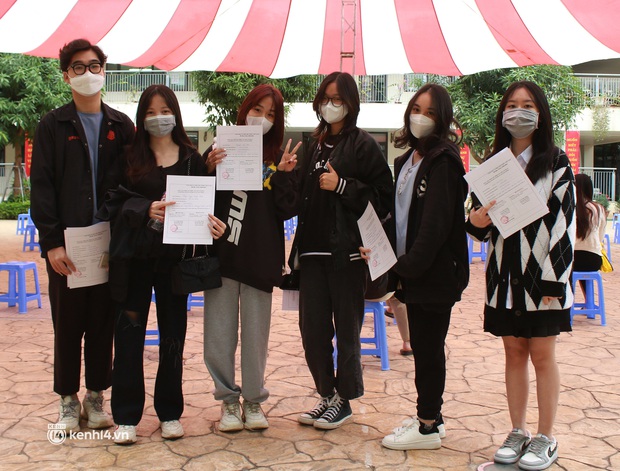 Chùm ảnh Hà Nội bắt đầu tiêm vắc-xin Covid-19 cho học sinh: Lúc đầu sợ đau nhưng sau không bằng muỗi đốt - Ảnh 17. Chùm ảnh Hà Nội bắt đầu tiêm vắc-xin Covid-19 cho học sinh: Lúc đầu sợ đau nhưng sau không bằng muỗi đốt - Ảnh 17.