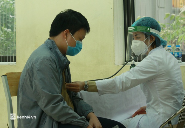 Chùm ảnh Hà Nội bắt đầu tiêm vắc-xin Covid-19 cho học sinh: Lúc đầu sợ đau nhưng sau không bằng muỗi đốt - Ảnh 10. Chùm ảnh Hà Nội bắt đầu tiêm vắc-xin Covid-19 cho học sinh: Lúc đầu sợ đau nhưng sau không bằng muỗi đốt - Ảnh 10.
