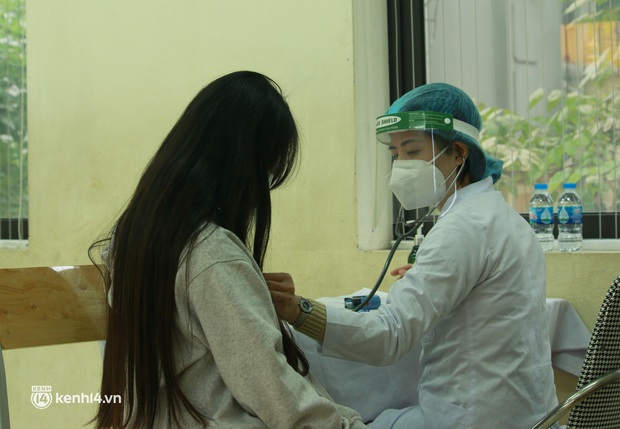 Chùm ảnh Hà Nội bắt đầu tiêm vắc-xin Covid-19 cho học sinh: Lúc đầu sợ đau nhưng sau không bằng muỗi đốt - Ảnh 9. Chùm ảnh Hà Nội bắt đầu tiêm vắc-xin Covid-19 cho học sinh: Lúc đầu sợ đau nhưng sau không bằng muỗi đốt - Ảnh 9.