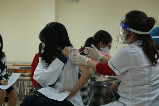 Chùm ảnh Hà Nội bắt đầu tiêm vắc-xin Covid-19 cho học sinh: Lúc đầu sợ đau nhưng sau không bằng muỗi đốt - Ảnh 12. Chùm ảnh Hà Nội bắt đầu tiêm vắc-xin Covid-19 cho học sinh: Lúc đầu sợ đau nhưng sau không bằng muỗi đốt - Ảnh 12.