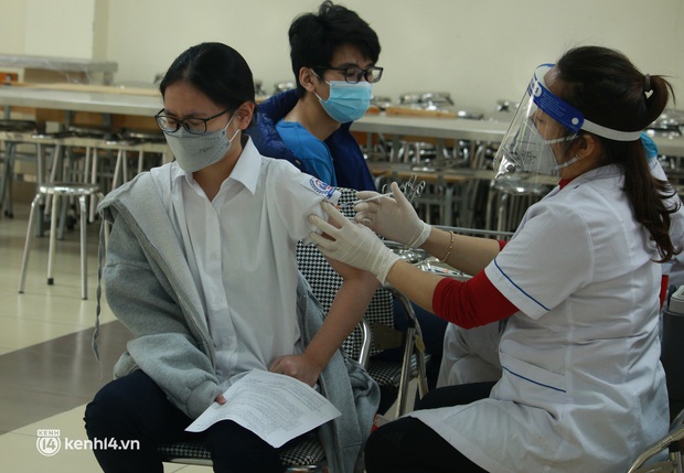 Chùm ảnh Hà Nội bắt đầu tiêm vắc-xin Covid-19 cho học sinh: Lúc đầu sợ đau nhưng sau không bằng muỗi đốt - Ảnh 11. Chùm ảnh Hà Nội bắt đầu tiêm vắc-xin Covid-19 cho học sinh: Lúc đầu sợ đau nhưng sau không bằng muỗi đốt - Ảnh 11.