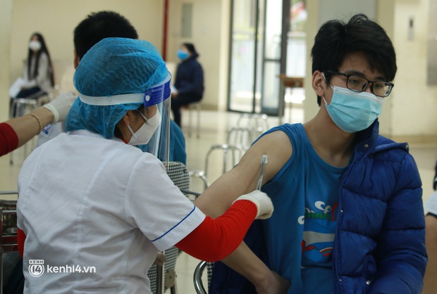 Chùm ảnh Hà Nội bắt đầu tiêm vắc-xin Covid-19 cho học sinh: Lúc đầu sợ đau nhưng sau không bằng muỗi đốt - Ảnh 14. Chùm ảnh Hà Nội bắt đầu tiêm vắc-xin Covid-19 cho học sinh: Lúc đầu sợ đau nhưng sau không bằng muỗi đốt - Ảnh 14.